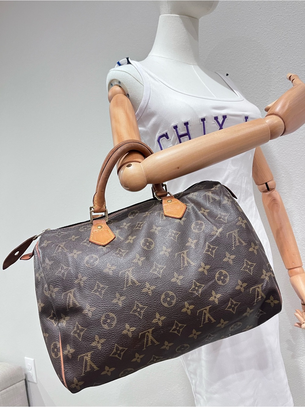 LOUIS VUITTON MONOGRAM SPEEDY 30 BAG.